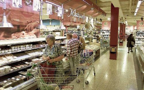 DEN HAAG - Supermarktconcern Laurus wil de winkels van Super De Boer en Edah „prijsattractiever” maken. De Konmar-formule, waar het bedrijf veel problemen kent, wordt niet opgeheven. Wel zullen de kleinere Konmars hoogstwaarschijnlijk worden omgewerkt tot