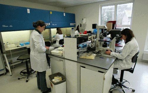 BILTHOVEN - Een van de vele laboratoria van biotechbedrijf IsoTis in Bilthoven. Het bedrijf ontwikkelde een botvervanger, een kraakbeenvernieuwer, een middel voor wondbehandeling en vervangende huid. - Foto RD, Anton Dommerholt