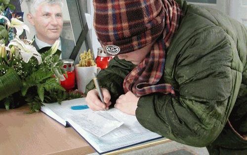 NIS - Een Servische jongen tekende donderdag in Nis het condoleanceregister voor de woensdag vermoorde premier van ServiÃ«, Zoran Djindjic. In heel ServiÃ« stonden honderden mensen in de rij om de laatste eer te bewijzen aan de man die voor velen de hoop 