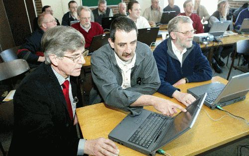 VEENENDAAL - In de christelijke gereformeerde Bethelkerk te Veenendaal werd zaterdag de landelijke ontmoetingsdag gehouden van de HCC Bijbel &amp; PC gebruikersgroep. Deze hobbycomputervereniging heeft als doel de Bijbel digitaal beter toegankelijk te mak