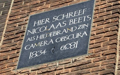 LEIDEN - In de Breestraat in Leiden is zaterdag een gedenksteen onthuld ter herinnering aan Nicolaas Beets. De gasten waren voor die gelegenheid gestoken in negentiende-eeuwse kleding. - Foto Mark Lamers