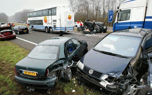 BARNEVELD - Bij kettingbotsingen op de A30 bij Barneveld vielen maandagmorgen vier gewonden. Op de achtergrond de bus waarin zestig leerlingen van het Van Lodensteincollege in Hoevelaken zaten. Ze kwamen met de schrik vrij. - Foto RD, Anton Dommerholt