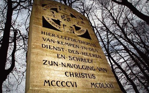 ZWOLLE - Op de Agnietenberg staat sinds 1916 een gedenkteken met de tekst: ”In cruce salus, in cruce vita (in het kruis ligt het heil, in het kruis ligt het leven). Hier leefde Thomas van Kempen in den dienst des Heeren en schreef zijn Navolging van Chris