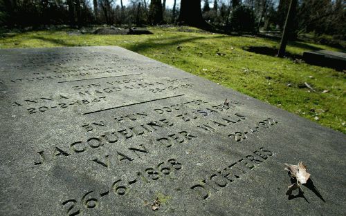 AMSTERDAM - Jacqueline van der Waals werd begraven op de Nieuwe Oosterbegraafplaats in Amsterdam. Haar graf is niet meer terug te vinden. In 1983 deed de familie afstand van de grafrechten en werd de steen verwijderd. - Foto RD, Anton Dommerholt