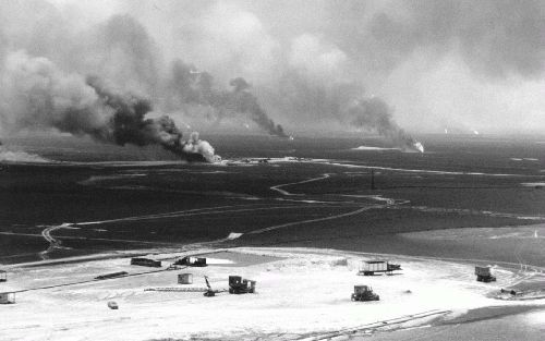 KOEWEIT - Zich terugtrekkende Iraakse militairen staken tijdens de Golfoorlog in 1991 700 oliebronnen in Koeweit in brand. Het duurde negen maanden voordat alle branden waren geblust. - Foto EPA