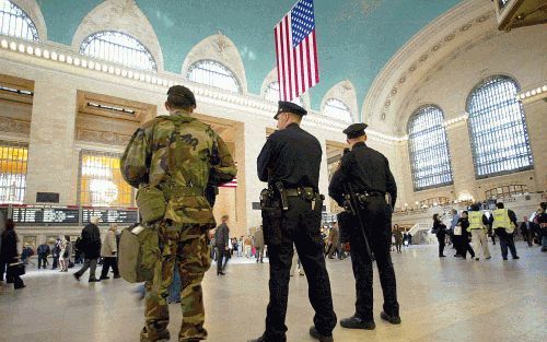 NEW YORK - Leden van de Nationale Garde en van de militaire politie houden alle bewegingen op Grand Central Station in New York nauwlettend in de gaten. Er was woensdag sprake van een verhoogde waakzaamheid in verband met de dreiging van mogelijke terrori