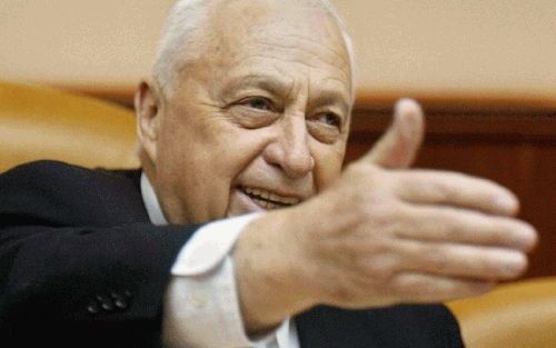 JERUZALEM - De IsraÃ«lische premier, Ariel Sharon, woensdag tijdens een speciale kabinetszitting. De IsraÃ«lische regering bereidde zich tijdens de vergadering voor op de Amerikaanse aanval op Irak. Deze week is in IsraÃ«l het purimfeest gevierd, waarmee 