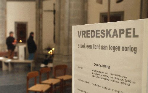 UTRECHT - In de Domkerk is een klein hoekje omgedoopt tot Vredeskapel. Nu er oorlog is uitgebroken, hebben diverse Utrechtse kerken dagelijks hun deuren open. - Foto Erik(Kottier