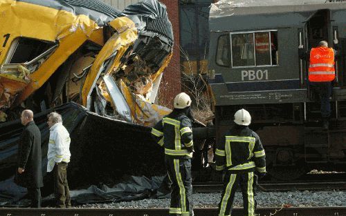 ROERMOND - Brandweerlieden bekijken de ravage van de treinbotsing in Roermond. Bij de botsing vielen donderdag een dode en een aantal gewonden. - Foto ANP