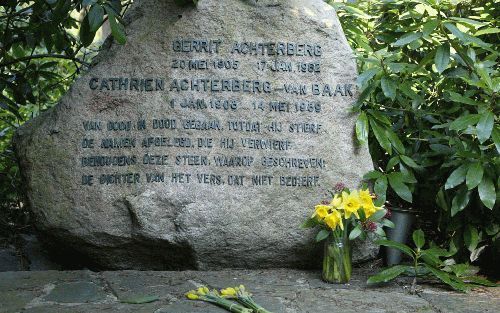 AMERSFOORT - Grafsteen van Gerrit Achterberg en zijn vrouw Cathrien Achterberg-van Baak, met daarop de regels uit Achterbergs eigen gedicht ”Grafschrift”. - Foto RD, Anton Dommerholt