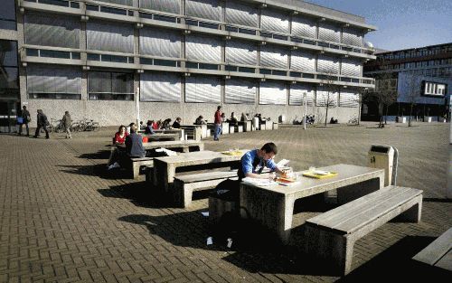 AMSTERDAM - Was de Vrije Universiteit veertig jaar geleden nog christelijk? Volgens een oud-student bezon het bestuur zich regelmatig op de identiteit, omdat critici het kennisinstituut uitdaagden om zijn christelijke karakter te bewijzen. - Foto RD