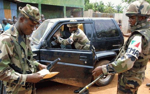 BANGUI - Soldaten van een regionale vredesmacht, ingezet door de Centraal-Afrikaanse Economische en Monetaire Gemeenschap (Cemac), controleerden zaterdag in Bangui de papieren van een gestolen auto die was teruggevonden tijdens een operatie om de orde te 