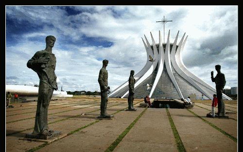 BRASILIA - Koningin Beatrix, prins Willem-Alexander en prinses Máxima brengen maandag in Brasilia een bezoek aan de Metropolitana-kathedraal. De kathedraal is een project van de architect Oscar Niemeyer. Op de voorgrond de vier evangelisten MatthÃ©Ã¼s, Ma