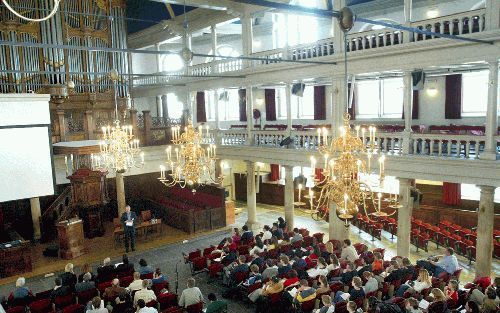 AMSTERDAM - Kun je wetenschap en religie combineren? De atheÃ¯st prof. H. Philipse antwoordde maandag in de Oude Lutherse Kerk te Amsterdam radicaal: „Nee.” Prof. W. J. Ouweneel stelde daartegenover dat het atheÃ¯sme een gevolg is van de keuze van de wil.