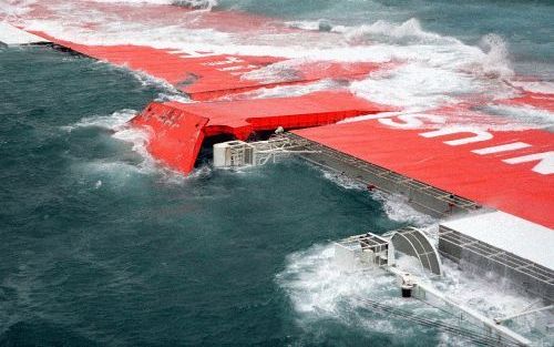 DUINKERKEN - Bij laagwater steekt de romp van het Noorse vrachtschip Tricolor net boven de waterspiegel uit. Het 200 lange en 32 meter brede autoschip is eind vorig jaar na een aanvaring voor de Belgische kust gezonken. Aan boord bevinden zich 2800 peperd