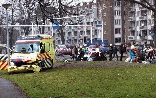 MAASTRICHT - Medewerkers van de hulpdiensten ontfermen zich over de slachtoffers van een ernstig ongeval op de stadstraverse A2 in Maastricht. Bij het ongeval was een ambulance betrokken. - Foto ANP