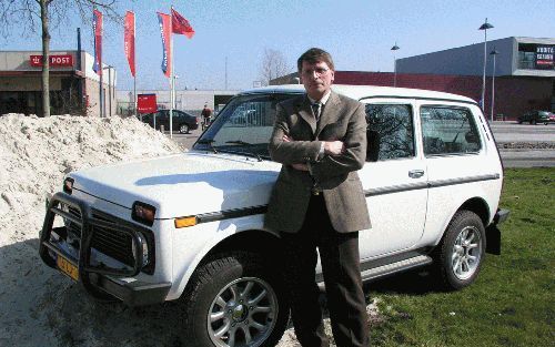 GRONINGEN - Lada zet volgend jaar een nieuw, modern stadsautootje op de weg. Importeur Roelof Noordman van Lada Holland uit Groningen zoekt daarom nieuwe dealers. Het Russische merk beleefde vorig jaar met 85 verkochte auto’s een dramatisch dieptepunt. - 