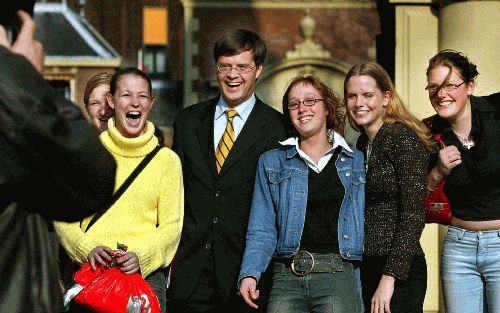 DEN HAAG - Premier Balkenende poseerde dinsdag op verzoek van een aantal studenten voor een foto op het Binnenhof in Den Haag. In de namiddag hervatte de minister-president de formatiebesprekingen met PvdA-onderhandelaar Bos. - Foto ANP