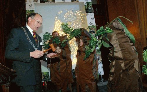 APELDOORN - Alle burgemeesters van Nederland hebben woensdag een nieuwe houten hamer gekregen. Daarmee is het startsein gegeven voor een campagne waarin meer aandacht wordt gevraagd voor beter bosbeheer. De Apeldoornse burgemeester De Graaf (l.) kreeg de 