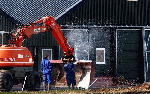 LEEUWEN - Een landbouwvoertuig dat gebruikt is bij de ruiming van kippen wordt ontsmet. Uit een eerste, snelle test op een kippenbedrijf in het Gelderse Beneden-Leeuwen blijkt dat hier waarschijnlijk vogelpest heerst. Het ministerie van Landbouw meldde wo