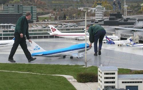 DEN HAAG - Medewerkers van Madurodam leggen de laatste hand aan de gloednieuwe luchthaven in de miniatuurstad. Een Boeing 747-400 van KLM wordt naar zijn plaats gereden. Het toestel taxiet door middel van magnetische velden over het platform. Donderdag is