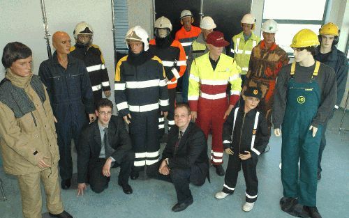 GOES - Bedrijfsveilige kleding is niet in de eerste plaats een modeproduct. „De zakelijke gebruiker wil dat niet. Die vindt dat een kledingstuk over zes jaar nog leverbaar moet zijn.” Foto: PWG-directeur Marcel Westveer (r.) en hoofd verkoop binnendienst 