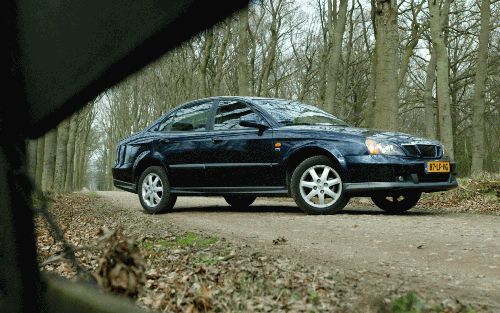 De Daewoo Evanda is een uit de kluiten gewassen wagen. Ten opzichte van zijn voorganger Leganza groeide de auto naar alle kanten. - Foto RD, Anton Dommerholt