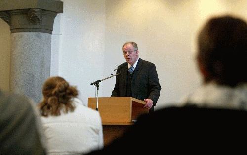 KAMPEN - „Wil het in de toekomst wat worden met de predikant, dan is het nodig deze mooie professie te differentiÃ«ren”, zegt dr. J. B. G. Jonkers. Hij ziet geen toekomst in de predikant als â€˜alleskunner’. Jonkers nam vrijdag afscheid als docent sociolo