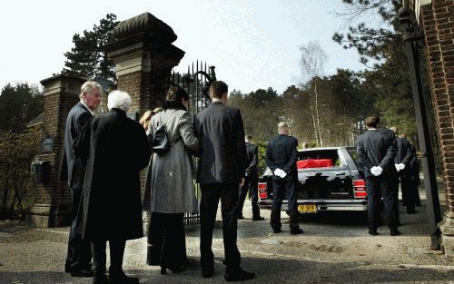 HAARLEM - De verslagenheid bij het publiek, dat gisteren de begrafenis van brandweerman Renz Knipper bijwoonde, was groot. - Foto ANP