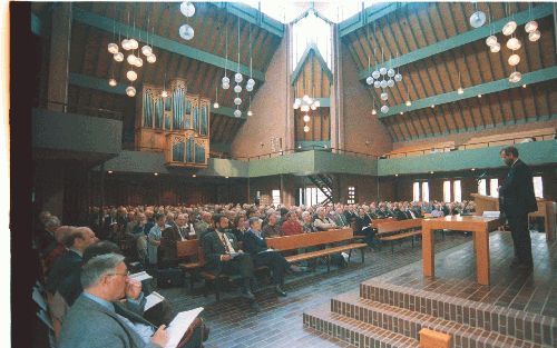 NIJKERK - Ruim 600 gereformeerden bezochten zaterdag in Nijkerk de beraadsdag van de Gereformeerde Kerken in Nederland. Zij uitten hun bezorgdheid over de manier waarop Samen op Weg gestalte krijgt. - Foto Jan Rozendaal