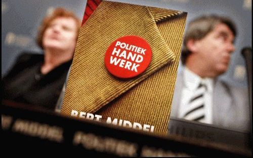 DEN HAAG - Voormalig Tweede-Kamerlid Bert Middel (r.) presenteerde woensdag in het Haagse perscentrum Nieuwspoort zijn boek ”Politiek handwerk” aan PvdA’er Van Nieuwenhoven (l.) en SP-voorman Marijnissen. - Foto ANP