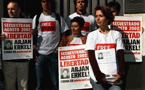 MADRID - Medewerkers van Artsen zonder Grenzen (AzG) demonstreerden gisteren in de Spaanse hoofdstad Madrid met posters waarop een foto van Erkel staat en de tekst: ”Ontvoerd in augustus 2002”. Ze vroegen daarmee aandacht voor hun in Dagestan ontvoerde Ne