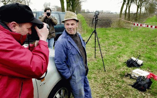 OSPEL - Een nieuwsgierige boer komt in Ospel een kijkje nemen bij de verzamelde pers, in de buurt van het geruimde bedrijf. Het zeer waarschijnlijke geval van vogelpest in Noord-Limburg maakt pluimveehouders in die streek bang. „Het is niet meer leuk om b