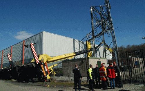 GOES - Bij werkzaamheden aan een zendmast in Goes is maandag door nog onbekende oorzaak een hoogwerker gekanteld. Een man uit Papendrecht en een man uit BelgiÃ« zijn daarbij om het leven gekomen. - Foto ANP