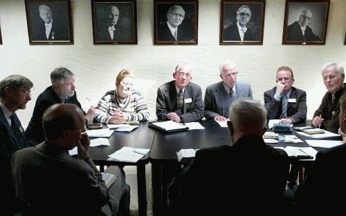 KAMPEN - Tijdens een workshop in de aula van de Kamper Theologische Universiteit praatten congresdeelnemers gisteren na over het thema ”Kerk, belijd je geloof”. - Foto RD, Henk Visscher