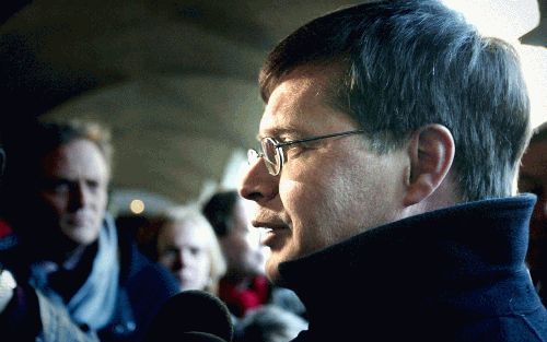 DEN HAAG - CDA-leider Balkenende dinsdagavond op het Binnenhof onderweg naar het gesprek met de informateurs en PvdA-leider Bos. - Foto ANP