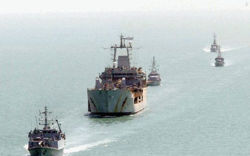 PERZISCHE GOLF - In de Perzische Golf is het een drukte van belang. Een konvooi oorlogsschepen stoomt op naar de Iraakse havenplaats Umm Qasr. Smit Internationale is in opdracht van de Amerikaanse marine met twee sleepboten aanwezig om in noodgevallen bij