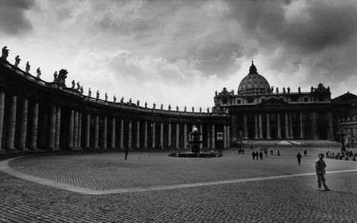 ROME - Plein voor de Sint-Pieter in Rome. Het is vrijdag veertig jaar geleden dat de encycliek ”Pacem in terris” (Vrede op aarde) uitkwam. Deze vormt nog steeds een belangrijke basis voor het buitenlandse politieke beleid van Rome. - Foto RD, Henk Vissche