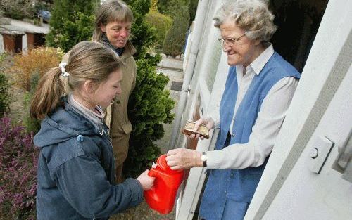 EDE - Rianne ten Hove en haar moeder collecteren voor Woord en Daad in Ede. Mevrouw S. C. de Haan-de Jongh coÃ¶rdineert de collectes in Ede en omstreken. - Foto RD,(Anton(Dommerholt