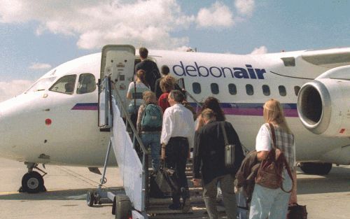 LONDEN-LUTON - Reizigers staan in de rij voor een plaatsje in een vliegtuig naar DÃ¼sseldorf. De glans van zakenreizen lijkt er beetje af te zijn. - Foto EPA