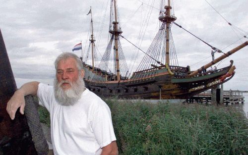 LELYSTAD - De Batavia ligt afgemeerd voor de werf in Lelystad. Tot ongenoegen van scheidend scheepsbouwmeester Vos. „Het liefst zou ik het schip in een droogdok leggen. Door het zoete water gaat het hout nu rotten. Als je het in een dok legt, stopt dat. E