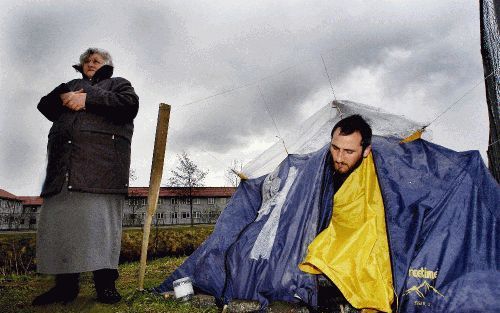 HEERENVEEN - De 32-jarige asielzoeker Gasparov Grigori verblijft al twee weken in een primitief tentje naast het azc in Heerenveen. Grigori is ziek en verslaafd en heeft geen uitzicht op een verblijfsvergunning. - Foto ANP