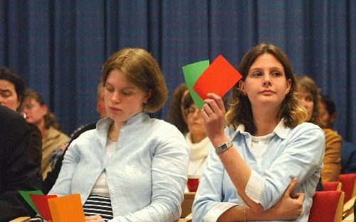 WOERDEN - De forumdiscussie tijdens de jaarvergadering van de JBGG had donderdagavond in Woerden een hoog interactief gehalte. Door het opsteken van kaartjes met de kleuren rood (oneens), oranje (twijfel) of groen (eens), konden de aanwezige jongeren en o