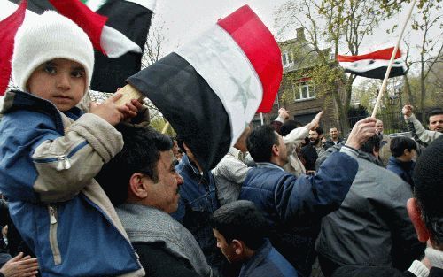 De Iraakse gemeenschap in Nederland vierde donderdagmiddag feest. Zo’n 150 deelnemers waren in Den Haag bij elkaar om hun bijna uitzinnige vreugde over de val van het schrikbewind in Bagdad te uiten.