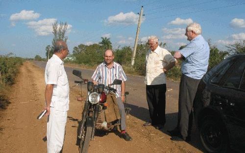 AMARILLAS - De predikant JosÃ© R. Hernández Gil (m.) bedient met zijn motorfiets acht preekstations in het binnenland van Cuba. - Foto SEZ