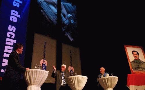 AMERSFOORT - EuroparlementariÃ«r Belder (CU/SGP) ging maandag onder leiding van RD-journalist Riekelt Pasterkamp (l.) in debat met zijn SP-collega Meijer (r.) over de vraag wie in het Irak-conflict de schurk is: Hussein of Bush. „EÃ©n man heeft Irak kapot