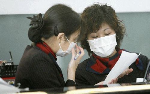 HONGKONG - Personeel van luchtvaartmaatschappij Dragonair in Hongkong draagt mondmaskers om besmetting met het SARS-virus te voorkomen. De grootste vliegmaatschappij van Hongkong, Cathay Pacific, deelde maandag mee dat zij overweegt haar vloot aan de gron