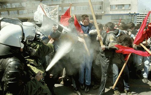 ATHENE - Oproerpolitie bestookte woensdag in de Griekse hoofdstad Athene demonstranten met traangas, om te voorkomen dat die te dicht bij het conferentiecentrum kwamen waar de Europese Unie (EU) vergaderde. Regeringsleiders van de EU en tien hoofdzakelijk