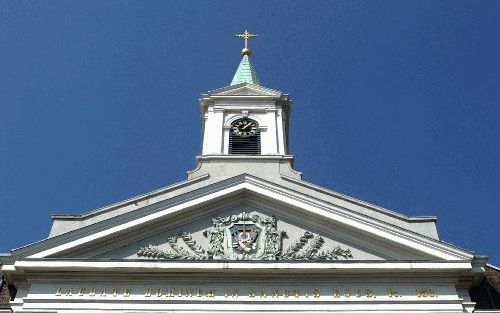 HAARLEM - Het oecumenisch diaconaal centrum ”Stem in de Stad” te Haarlem biedt in de Groenmarktkerk onder meer een „stiltecentrum voor bezinning, spiritualiteit en cultuur.” Hoog in de kerkgevel staat de tekst: „Laudate dominum in sanctis ejus, Ps. 150.” 