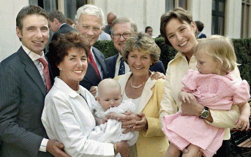 APELDOORN - Het tweede kind van prins Maurits en prinses MarilÃ¨ne, Lucas, is gisteren in de kapel van Paleis Het Loo in Apeldoorn gedoopt. Rechts kijkt Anna, het zusje van de dopeling, toe. Op de achtergrond zitten v.l.n.r. prins Floris, prinses Annette 